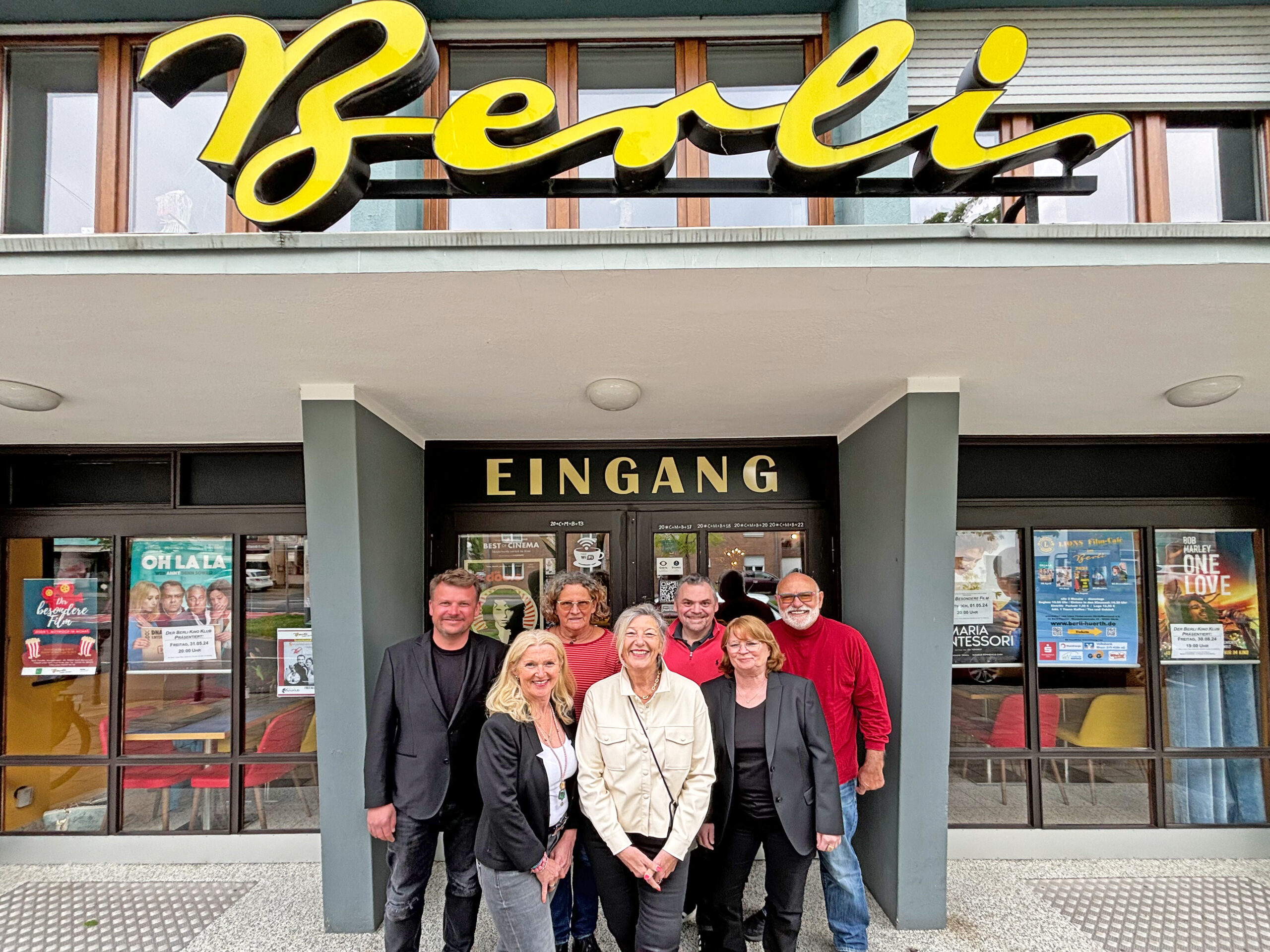 Berli KinoKlub e.V. Team vor dem Kultkino Berli in Berrenrath